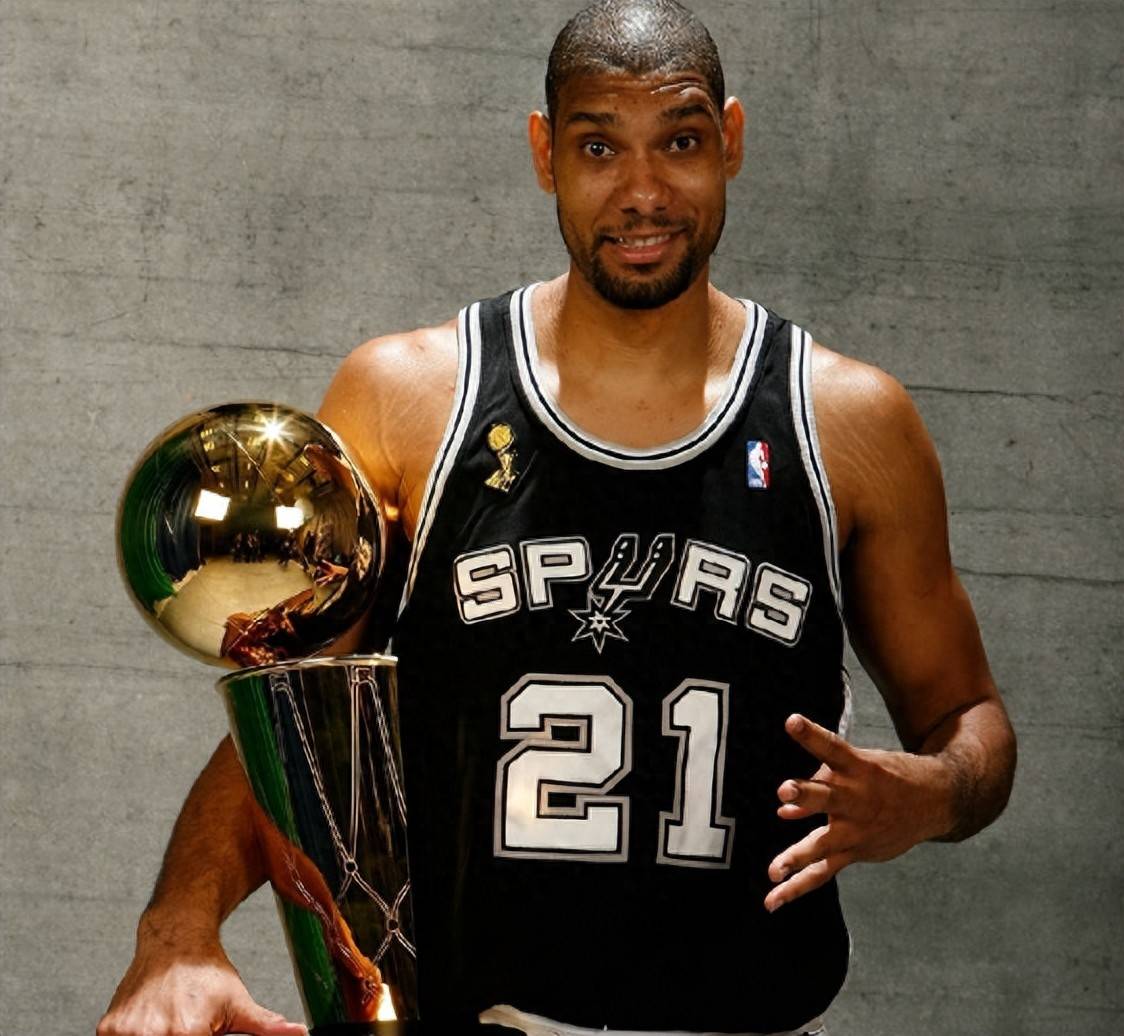 足球世界杯比赛用球曝光，设计引好评（世界杯官方比赛用球亮相，设计广受好评）