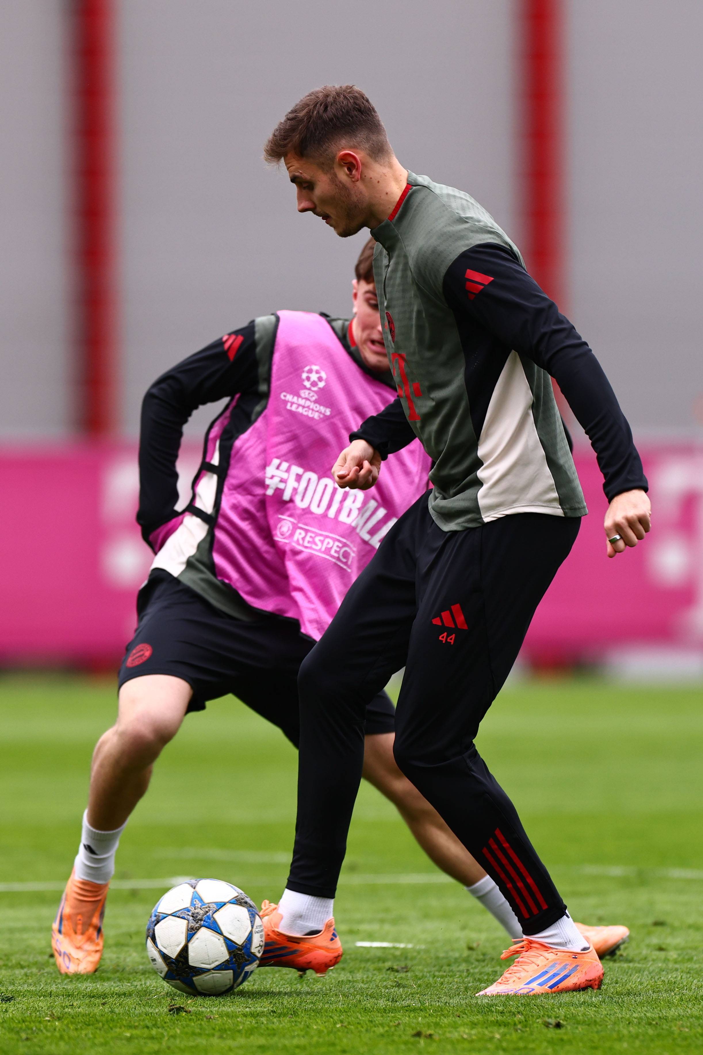 布里兰联主场迎战江原FC，双方均实力强劲，预计战成1：1或2：1。（布里兰联主场迎江原FC，强强对决看好1：1或2：1）